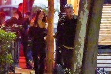 Siêu mẫu Emily Ratajkowski hôn trai lạ trên phố, đập tan tin đồn hẹn hò với Brad Pitt