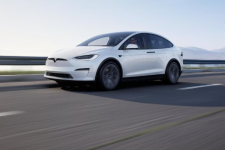 Tesla giảm giá bán 2 mẫu xe chủ lực
