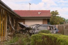 Melbourne: Xe hơi tông sập tường, lao vào phòng ngủ nhà dân, hai người bị thương