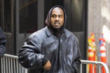 Kanye West bị cấm cửa sau những hành động mang tính phân biệt chủng tộc