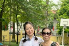 Hồng Vân tự tin diện váy nữ sinh khoe sắc vóc ở tuổi 58