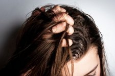 Những thói quen sinh hoạt khiến mái tóc xẹp lép, bết dầu