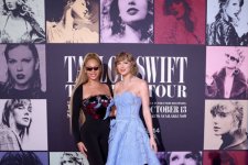 Khoảnh khắc Taylor Swift và Beyoncé thân thiết tại thảm đỏ
