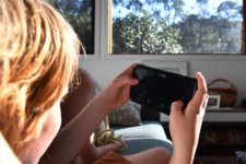 Tin Úc: Thanh thiếu niên ở Úc dành quá nhiều thời gian để nhìn vào màn hình các thiết bị điện tử