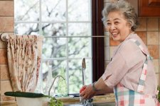 Tranh cãi về lợi ích của làm việc nhà với sức khỏe người cao tuổi