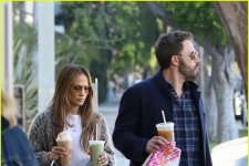 Jennifer Lopez tự tin để mặt mộc sánh đôi bên chồng trẻ
