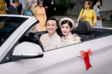 Hoa hậu Ngân Anh diện áo dài truyền thống, ngồi xe mui trần đến nơi làm lễ tân hôn