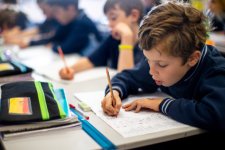 Giáo dục: Học sinh lớp chín ở Victoria có hoàn cảnh khó khăn có học lực bằng với học sinh lớp năm