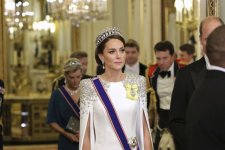 Kate Middleton sải bước với váy dạ hội trắng, đầu đội vương miện gần 100 tỷ đồng