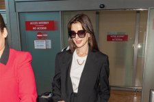 Học Anne Hathaway cách mặc áo blazer sang trọng và quý phái