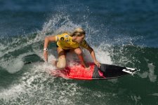 Nữ vận động viên Laura Enever chinh phục ngọn sóng với thành tích 13,3m