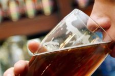 Tin Úc: Tình trạng uống rượu quá đà giảm ở những người từ 14 đến 24 tuổi