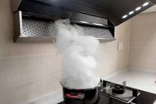 Vì sao nhà bếp vẫn đầy khói dầu dù đã bật máy hút mùi?
