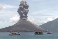 Núi lửa Anak Krakatau đe dọa cuộc sống hàng ngàn người dân Indonesia