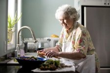 Làm việc nhà liệu có giúp người già giảm rủi ro về sức khỏe?