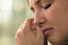 Khóc có lợi cho sức khỏe, nhưng khóc nhiều có ảnh hưởng gì đến mắt không?