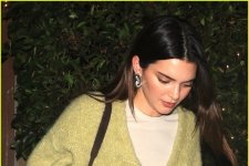 Kendall Jenner lên đồ đơn giản, một mình đi ăn tối sau khi chia tay bạn trai