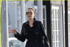 Angelina Jolie không makeup đi mua sắm cùng con gái