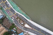 Ngôi nhà cũ khiến khiến cầu cao tốc phải "tách đôi" ở Trung Quốc