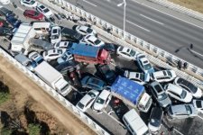 Tai nạn liên hoàn trên cầu ở Trung Quốc: Hơn 200 xe hơi tông nhau chất thành đống