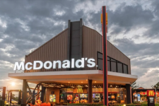 Hàng chục ngàn nhân viên McDonald's kiện đòi tiền tăng ca