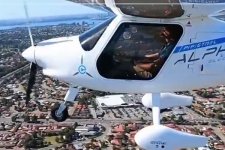 Nữ phi công mười tuổi lái máy bay điện tại Úc