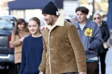 Phong cách thời trang trái ngược của Harper Beckham khi đi cùng cha mẹ