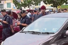 Malaysia: Hoảng hồn khi nhìn vào bên trong chiếc xe đậu mấy ngày không rời đi lại có mùi lạ