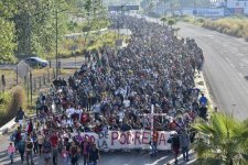 Hàng ngàn người di cư diễu hành, tiến về biên giới Mỹ