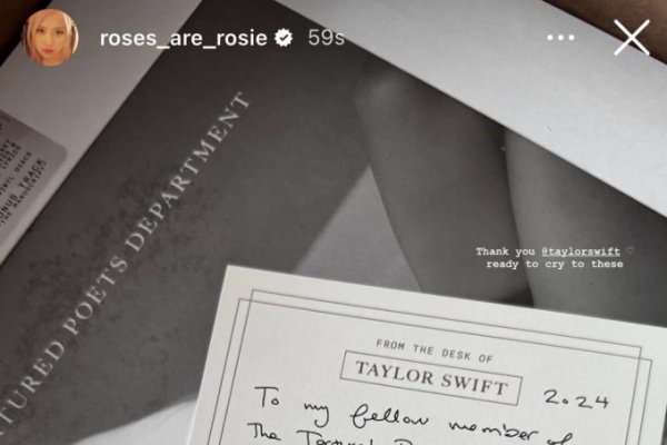 Rosé phấn khích khi nhận được album mới của Taylor Swift