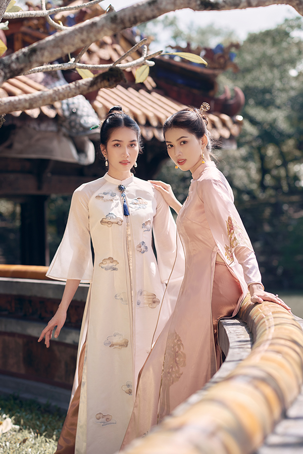 Hai người đẹp thích diện áo dài du xuân và chọn trang phục thuộc bộ sưu tập Vân kỳ họa của nhà thiết kế Trần Thiện Khánh.