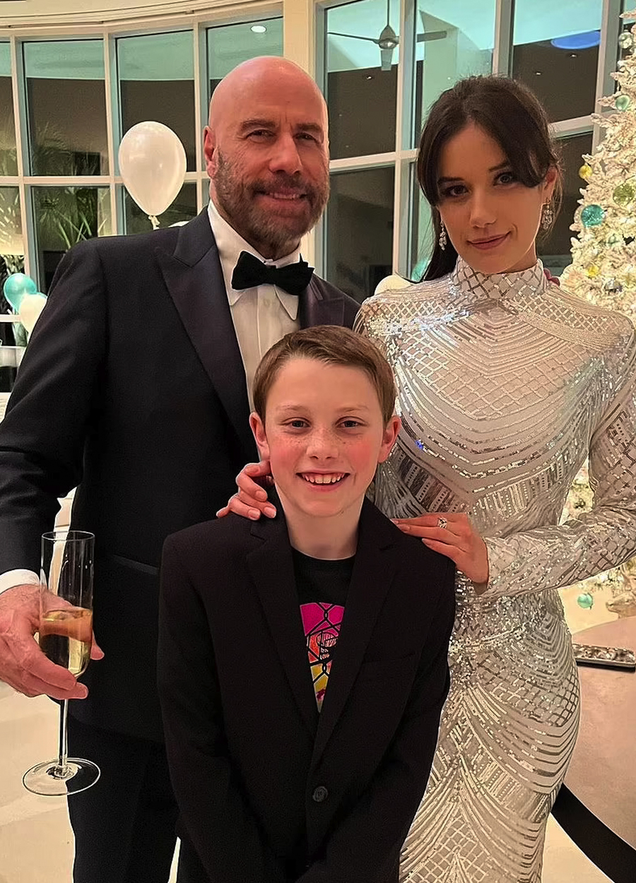 Tài tử John Travolta (trái) ăn mừng năm mới tại nhà riêng cùng hai con Ella (21 tuổi) và Benjamin (11 tuổi). Ảnh: John Travolta Instagram