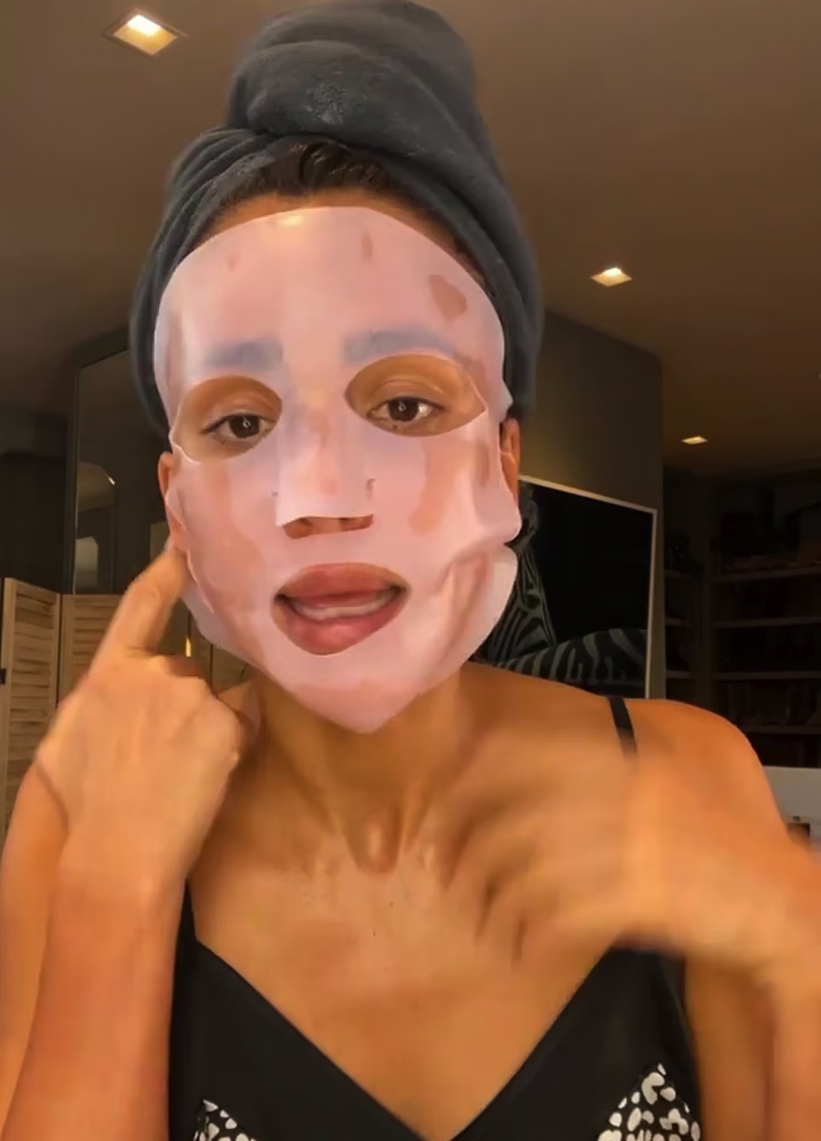 Diễn viên Jessica Alba dành buổi tối cuối năm livestream trò chuyện, chia sẻ phương pháp chăm sóc da cùng người hâm mộ. Ảnh: Jessica Alba Instagram