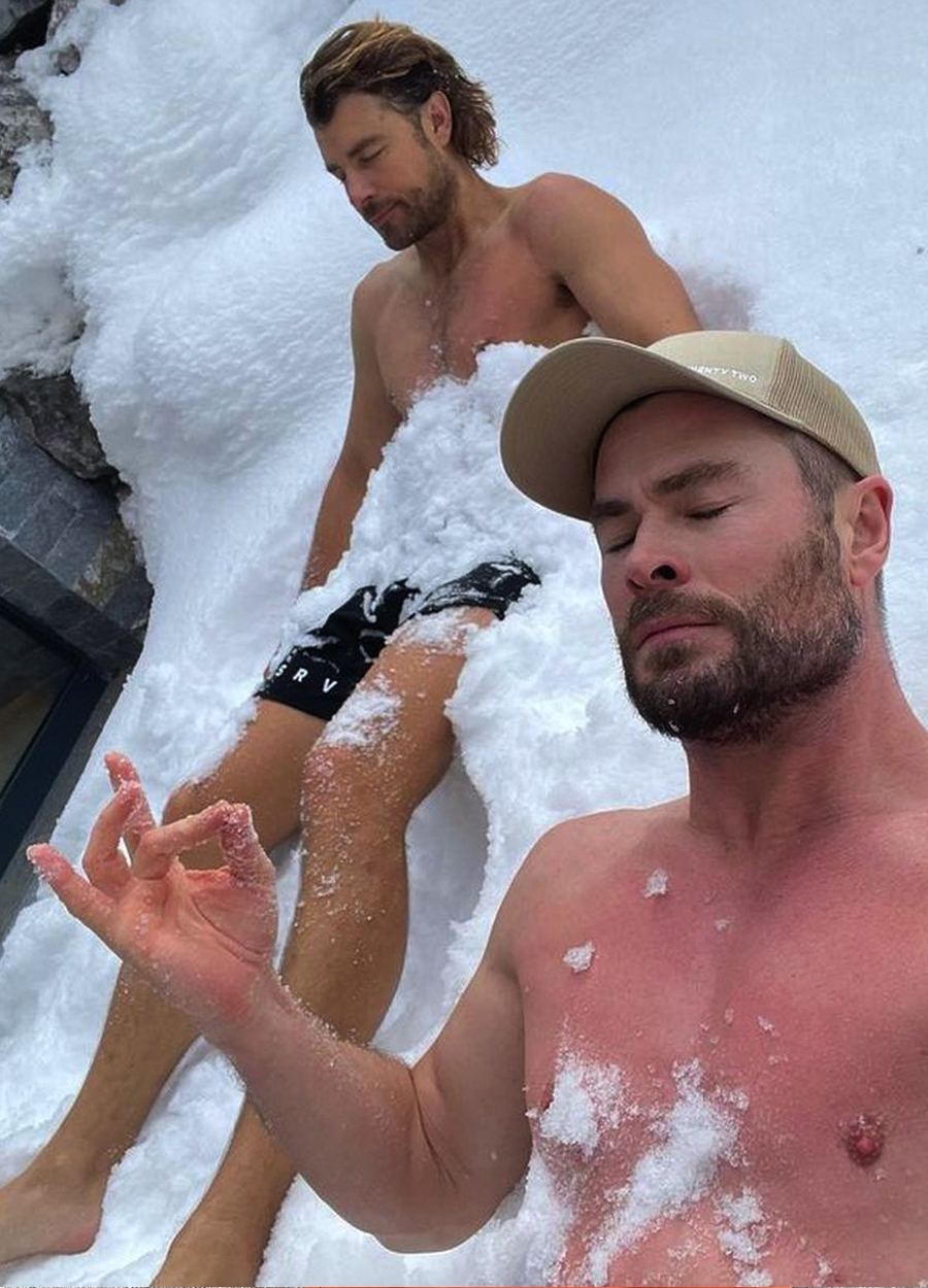 Thần sấm Chris Hemsworth (phải) đi trượt tuyết cùng gia đình nhân dịp năm mới.