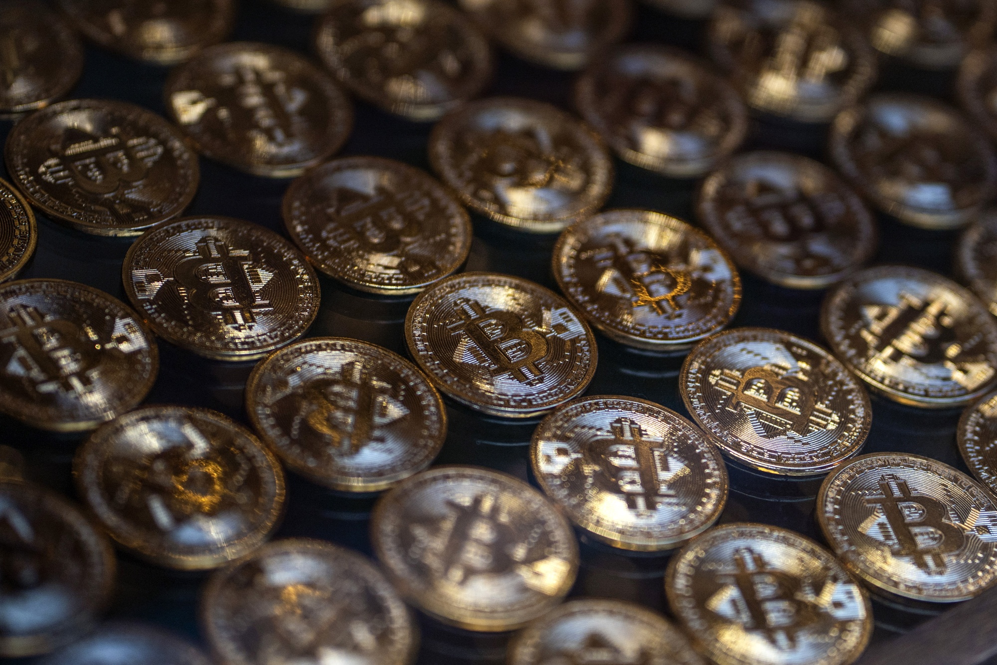 Những mô hình của đồng Bitcoin đặt bên ngoài một kiosk trao đổi tiền điện tử ở Istanbul, Thổ Nhĩ Kỳ, vào ngày 8/11/2021. Ảnh: Bloomberg