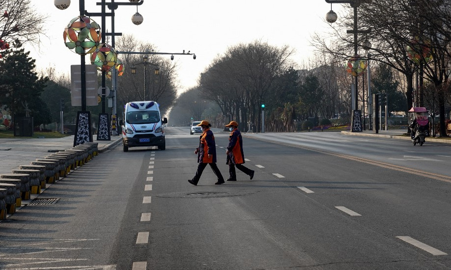 Người dân trên đường phố Tây An, Trung Quốc, hôm qua. Ảnh: AFP.