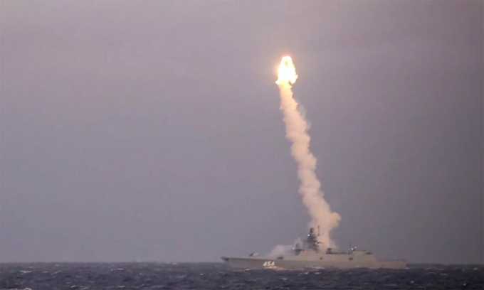 Hộ vệ hạm Đô đốc Gorshkov của Nga phóng thử tên lửa siêu vượt âm Zircon trên Biển Trắng tháng 12/2020. Ảnh: BQP Nga.