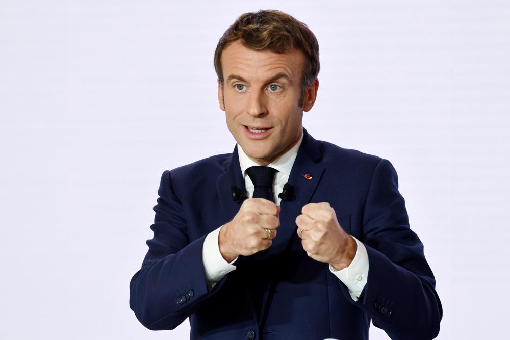 Tổng thống Pháp Emmanuel Macron phát biểu trong cuộc họp báo tại Paris hôm 9/12. Ảnh: AP.