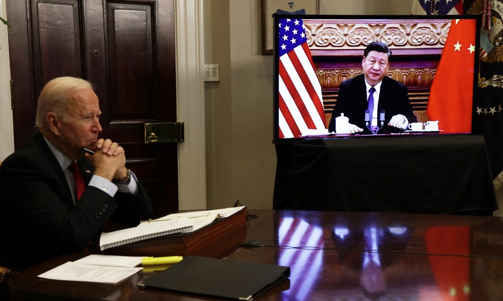 Tổng thống Mỹ Joe Biden và Chủ tịch Trung Quốc Tập Cận Bình (trên màn hình) hội đàm trực tuyến hôm 15/11. Ảnh: AFP.