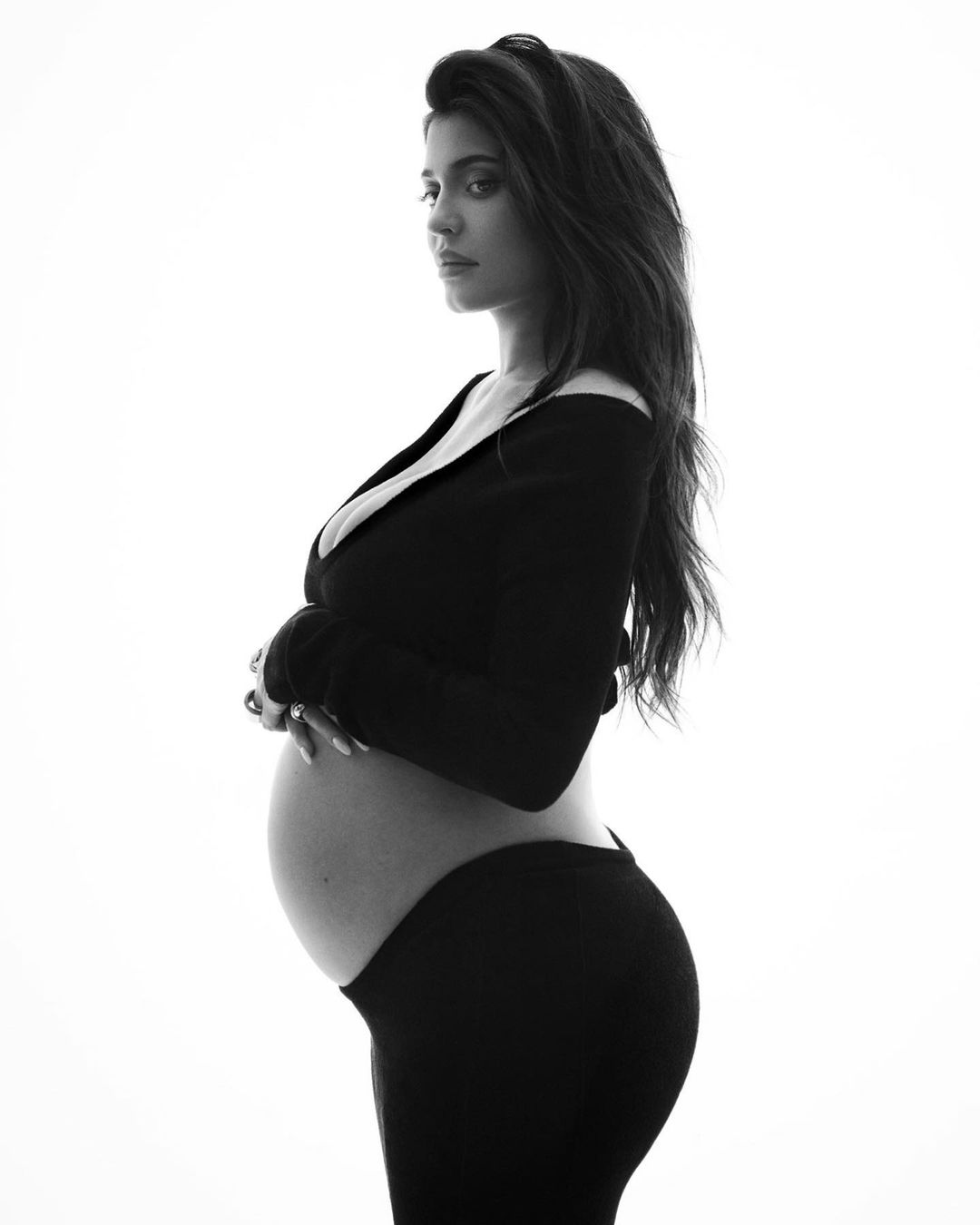 Kylie Jenner ghi lại khoảnh khắc mang bầu lần hai với bộ ảnh chụp trong studio. Ảnh: Instagram Kylie Jenner