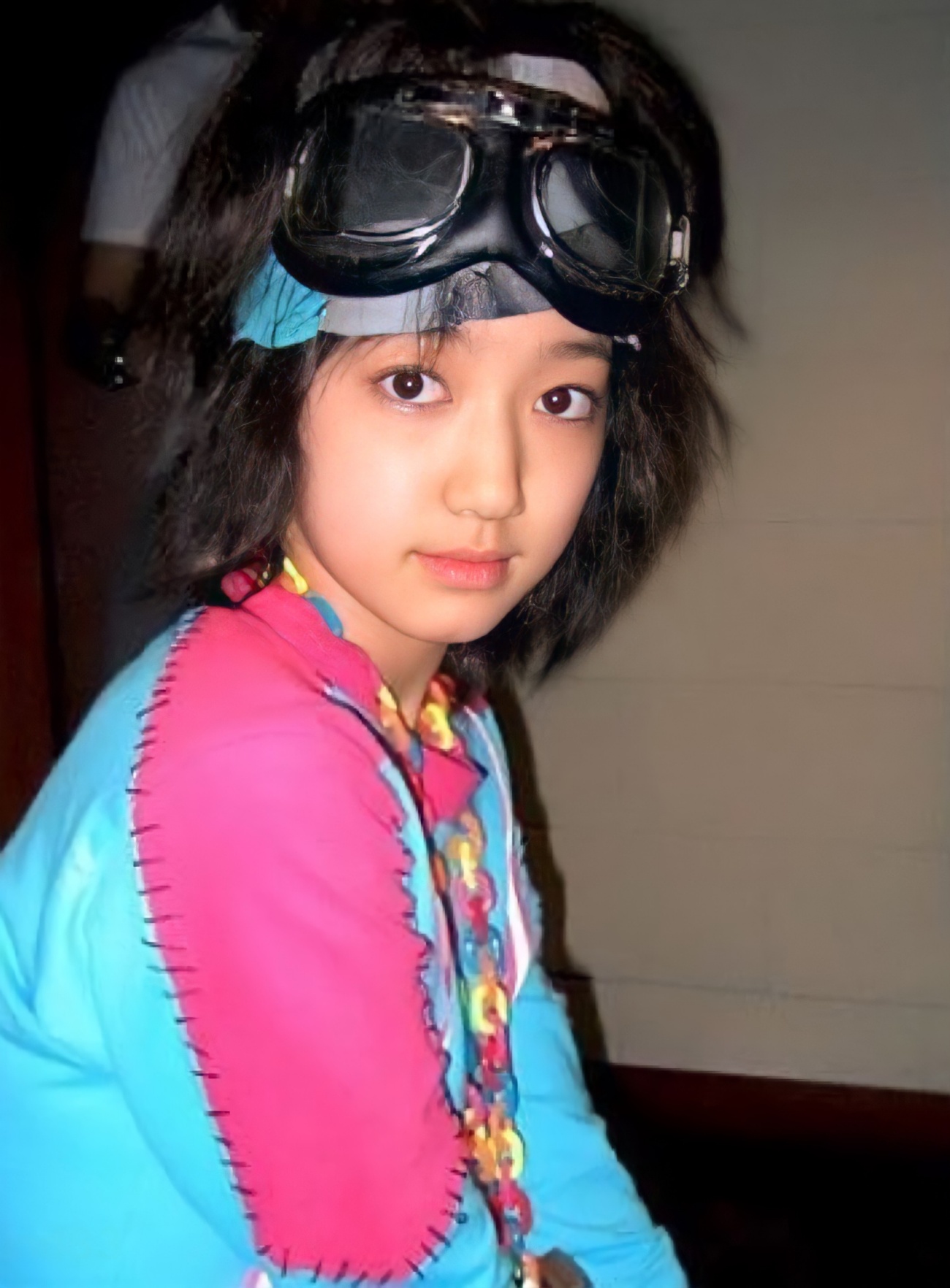 Shin Hye năm 11 tuổi, đôi mắt to và sóng mũi thẳng. Cô Park xuất hiện lần đầu tiên trong video âm nhạc Flower của ca sĩ Lee Seung-hwan, [6] sau đó được đào tạo chính thức về ca hát, vũ đạo và diễn xuất. [7]