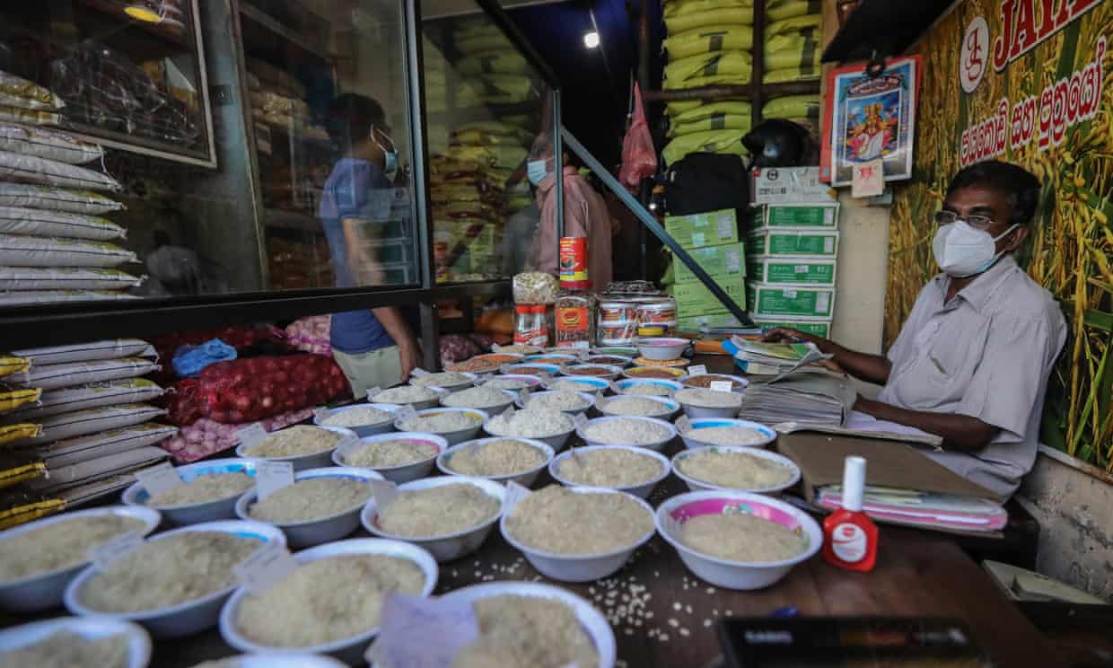 Một người bán buôn gạo tại Colombo, Sri Lanka. Quân đội đã được trao quyền kiểm soát giá các mặt hàng thiết yếu, trong đó có gạo. Ảnh: EPA