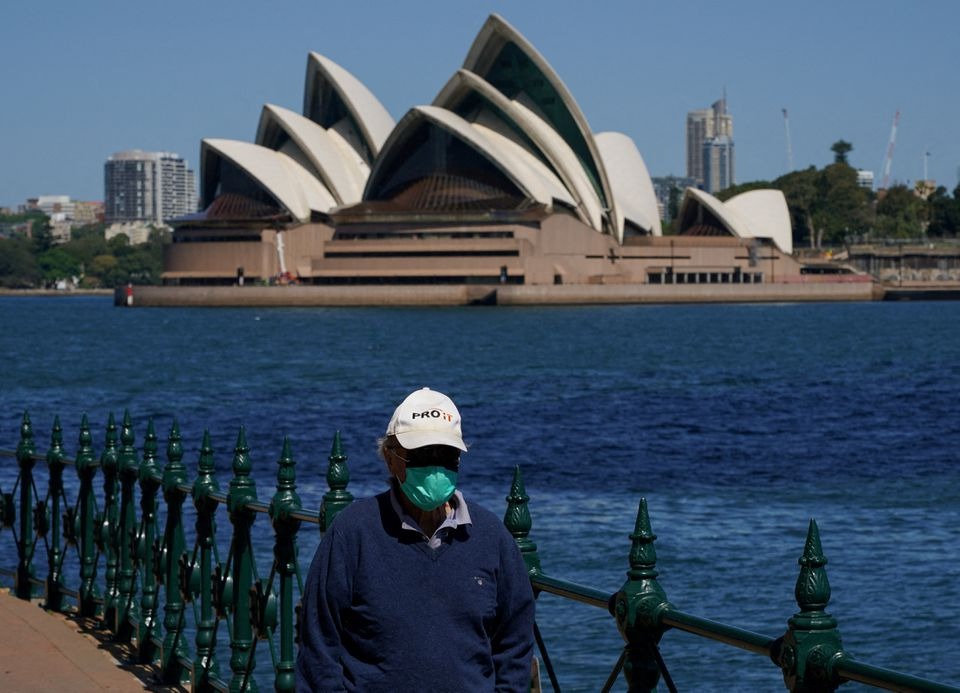 Một người đeo khẩu trang vào ngày 6/10/2021 tại Sydney. Ảnh: Reuters