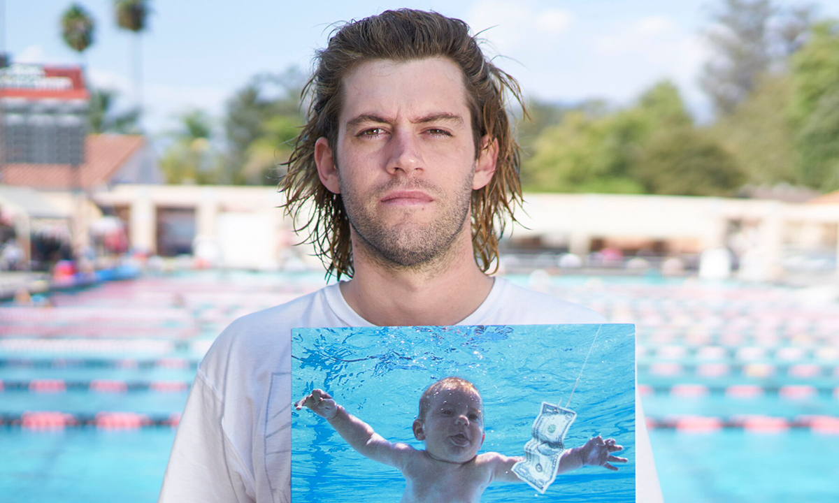 Spencer Elden chụp ảnh kỷ niệm năm 2016, tại bể bơi cho ra đời bức ảnh khi anh bốn tháng tuổi. Ảnh: SplashNews