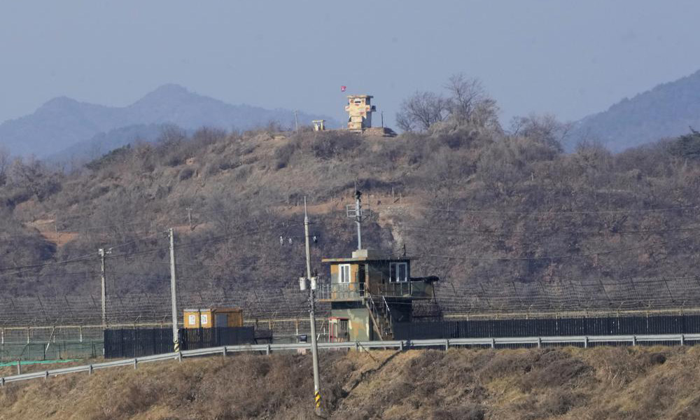 Các trạm gác quân sự của Hàn Quốc (phía trước) và Triều Tiên (phía sau) nhìn từ thành phố biên giới Paju của Hàn Quốc hôm 2/1. Ảnh: AP.