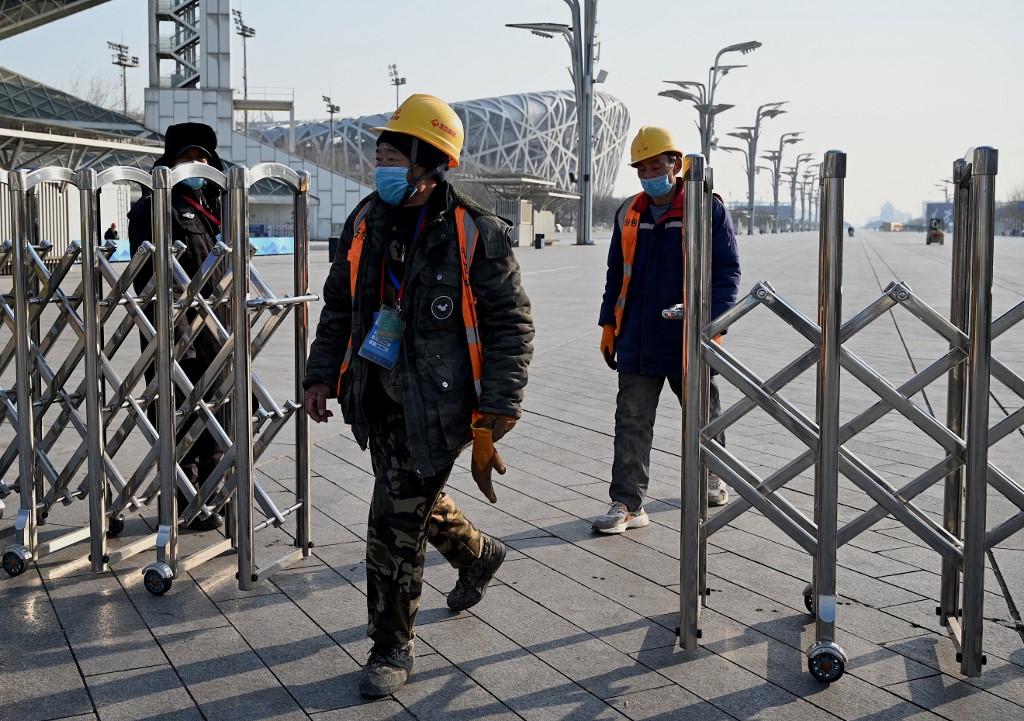 Công nhân ra vào cổng Công viên Olympic Bắc Kinh tại thủ đô Bắc Kinh, Trung Quốc, ngày 4/1. Ảnh: AFP.