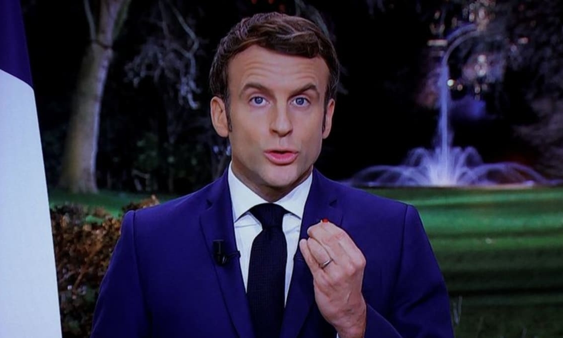 Tổng thống Pháp Emmanuel Macron phát biểu trên truyền hình hôm 31/12/2021. Ảnh: Reuters.