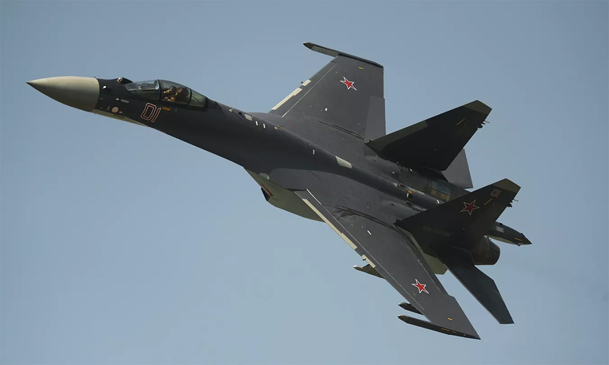 Tiêm kích Su-35 Nga trình diễn tại thành phố Lipetsk tháng 8/2014. Ảnh: RIA Novosti.