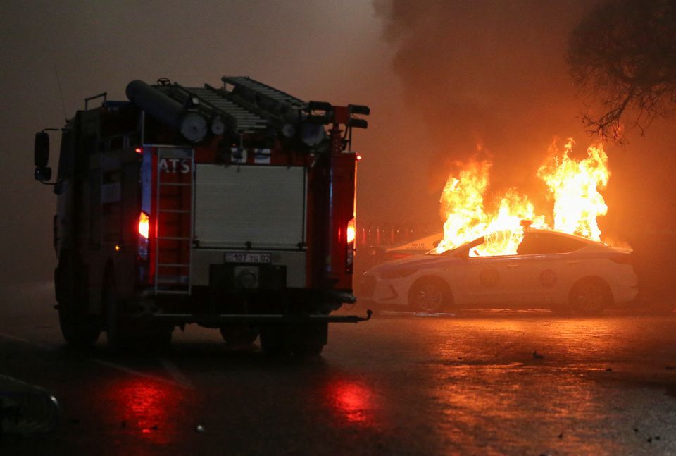 Xe cảnh sát bị người biểu tình đốt cháy tại Almaty ngày 5/1. Ảnh: Reuters.