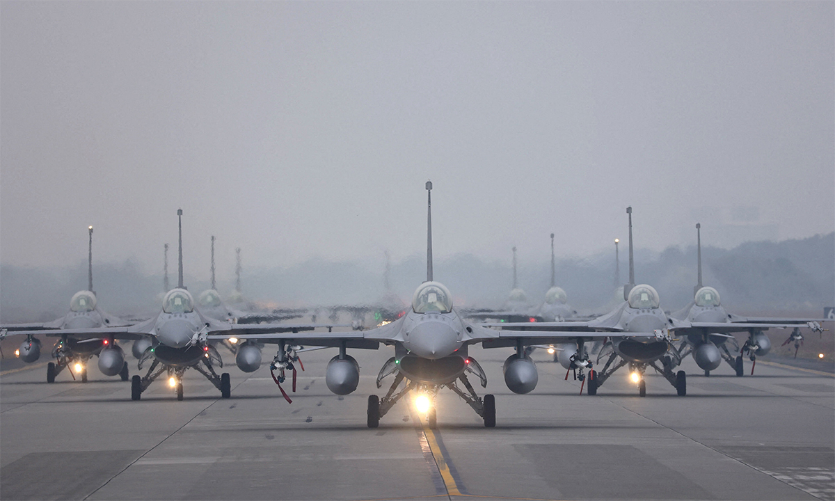 Dàn tiêm kích F-16V của phòng vệ Đài Loan tham gia diễn tập voi đi bộ tại căn cứ Gia Nghĩa ngày 5/1. Ảnh: Reuters.